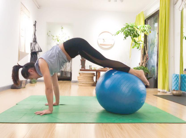 How to exercise your whole body with a yoga ball？-3