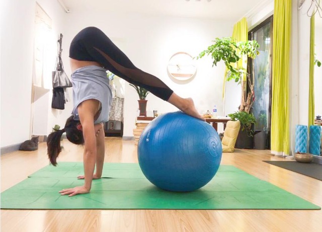 How to exercise your whole body with a yoga ball？-4
